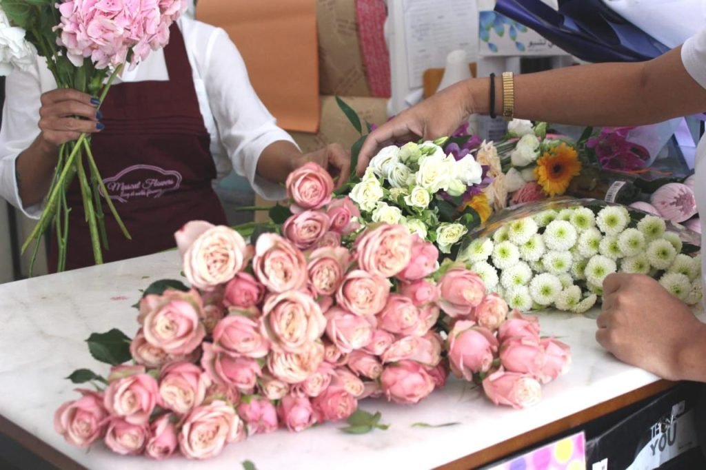 Arranging flowers for your special occasion on the table